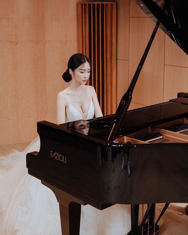 Mỹ nhân này tốt nghiệp Khoa Âm nhạc Đại học Sư phạm Quốc gia Đài Loan.