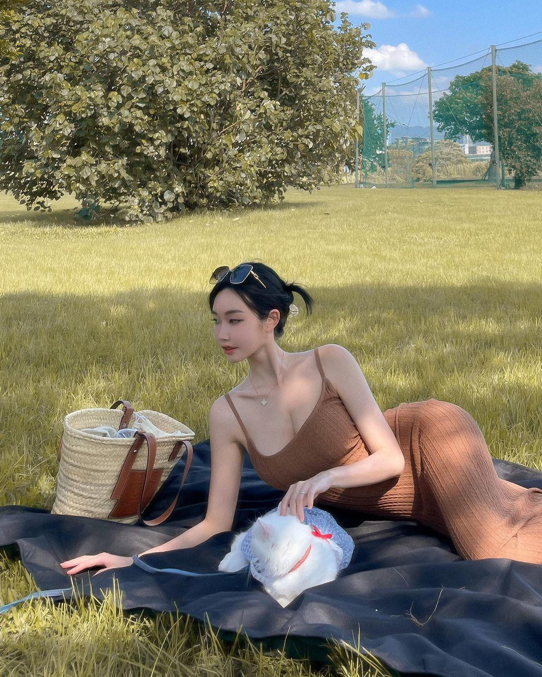 Những bức ảnh cô chia sẻ lên trang cá nhân hút lượt tương tác lớn.