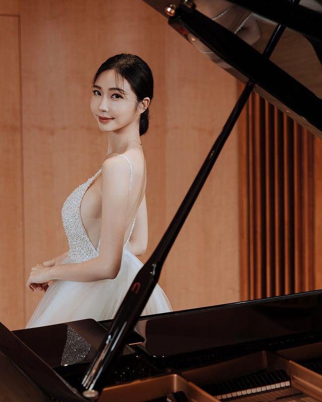 Cô cũng là một hot girl nổi tiếng trên mạng xã hội, cô thu hút tới hơn 531 nghìn người theo dõi trên mạng xã hội Instagram.