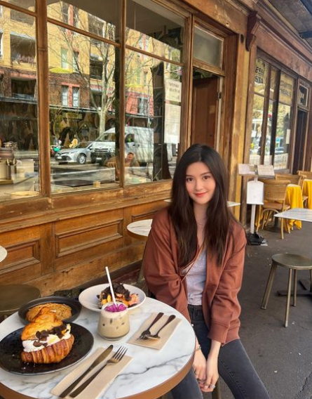 Người hâm mộ nhận xét cô thừa hưởng hết nét đẹp, vóc dáng chuẩn đẹp từ mẹ.