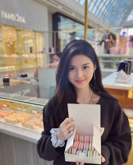 Trinity nhận được nhiều lời khen ngợi vì gương mặt xinh xắn, đường nét hài hòa, thanh tú cùng chiều cao gần 1m70.