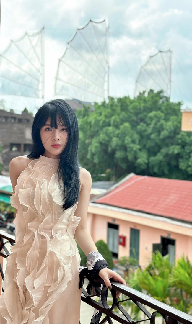 Quế Linh trong cuộc sống đời thường sở hữu phong cách gợi cảm, nóng bỏng.