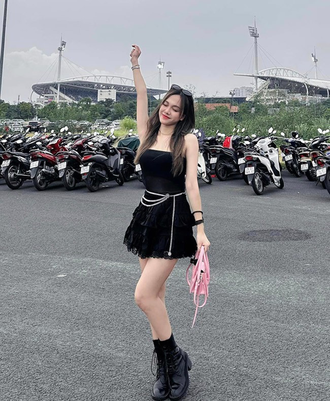 Cô nàng được nhận xét là đúng chuẩn cô giáo GenZ, năng động, tự tin. Ảnh: FBNV