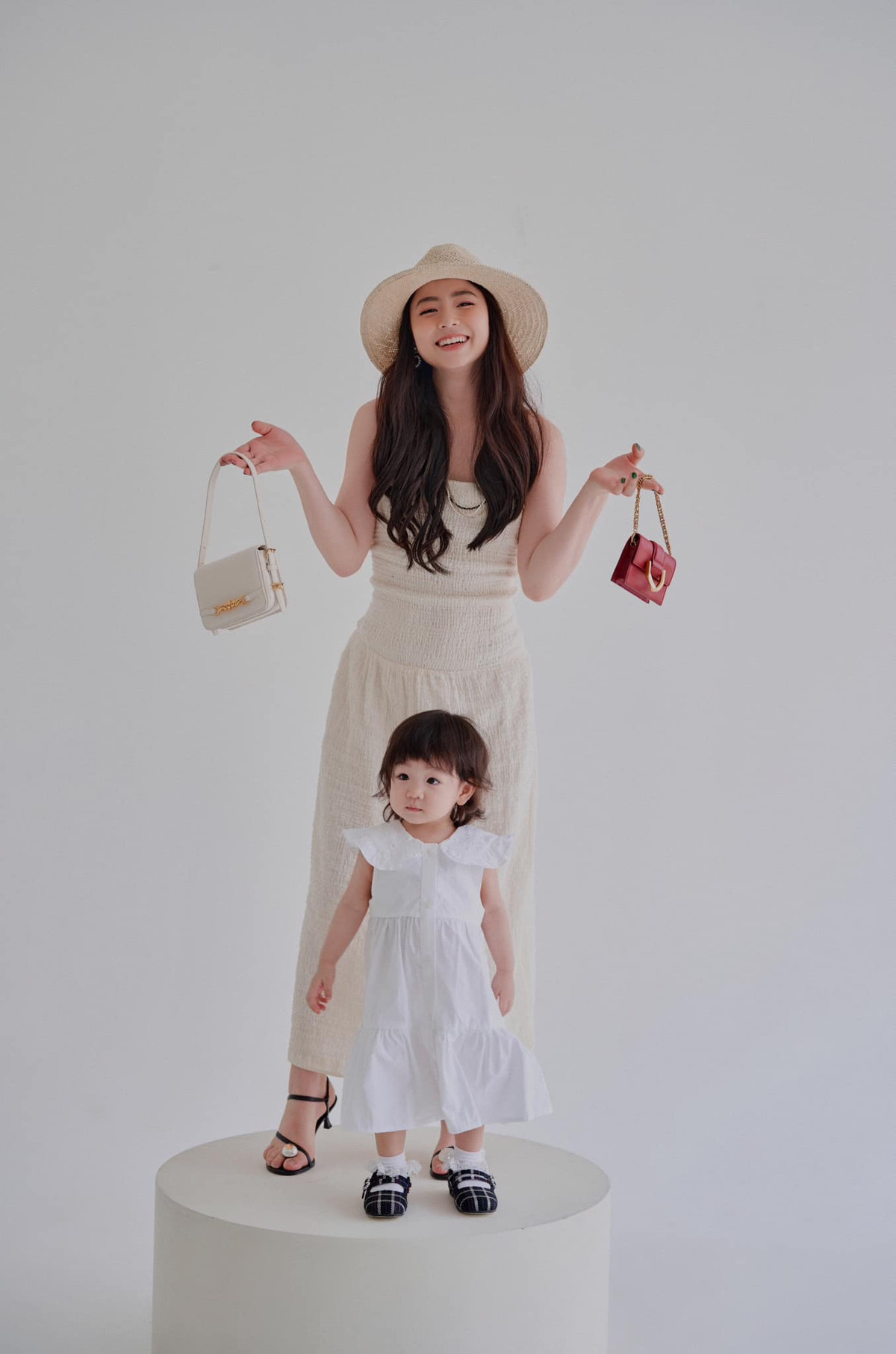 Phong cách thời trang của cô cũng biến hóa đa dạng, khi dịu dàng, "bánh bèo", lúc lại gợi cảm, cá tính.