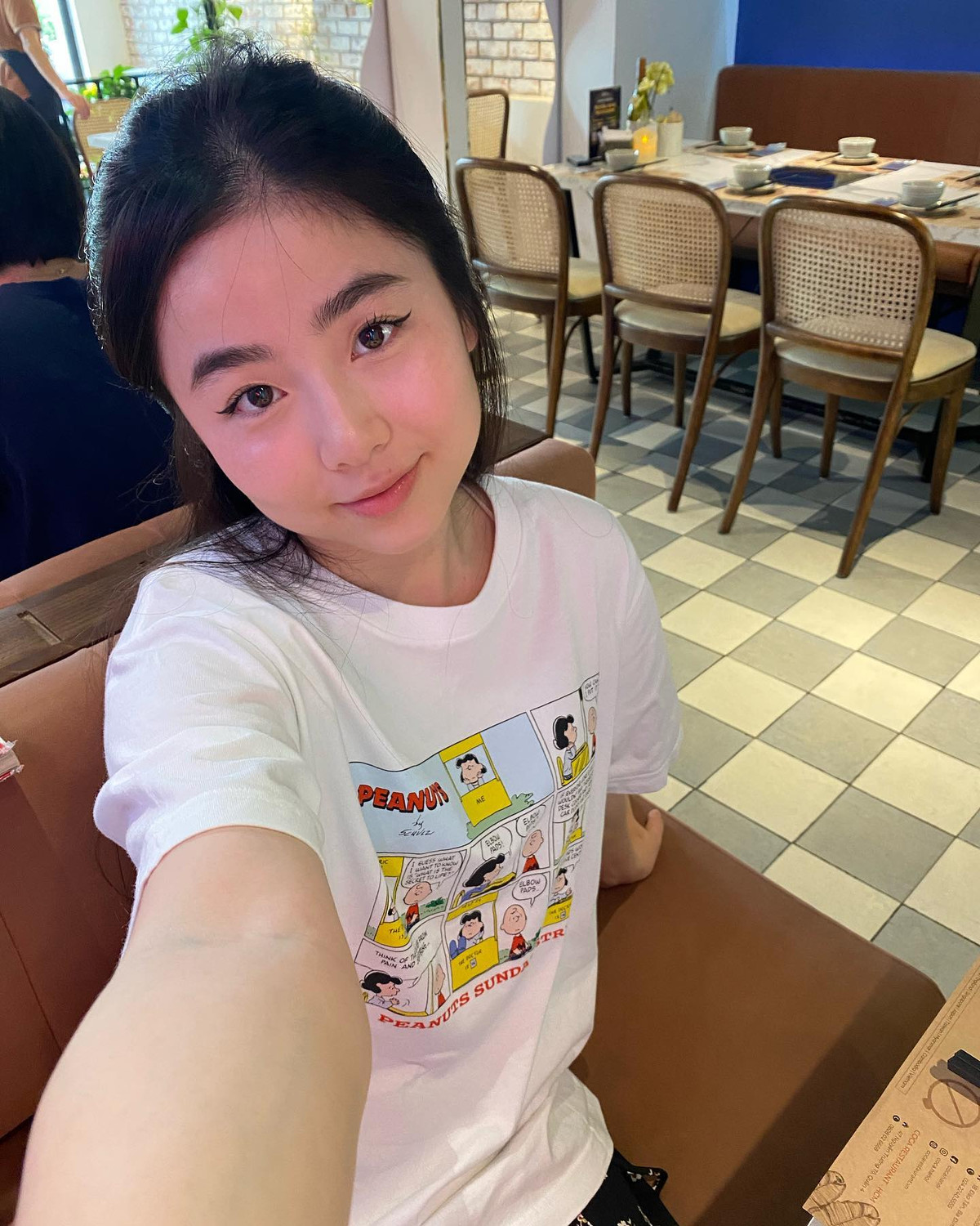 Là mẹ của hai nhóc tỳ, hot girl sinh năm 1995 Nam Thương vẫn gây bất ngờ với gương mặt tươi trẻ như học sinh.