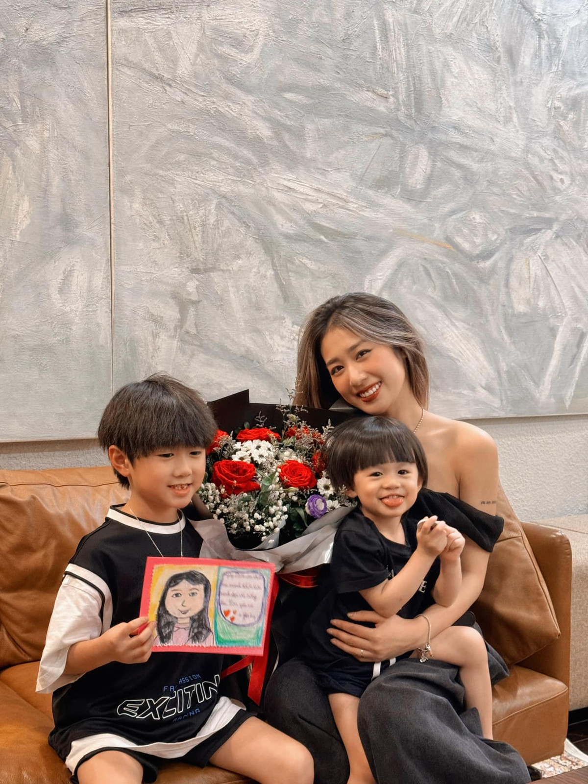 Nhiều năm trước, Trang Lou (tên thật Phạm Thu Trang) bắt đầu được chú ý khi xuất hiện chớp nhoáng trong một số video của anh trai - vlogger Huy Me. Cô cũng được quan tâm, ngưỡng mộ với chuyện tình "gà bông", yêu nhau từ năm 17 tuổi với nửa kia Tùng Sơn.