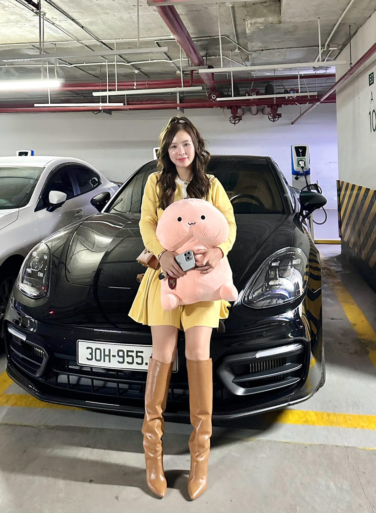 Cô nàng có gu thời trang sang chảnh, sành điệu như một quý cô đích thực. Ảnh: FBNV