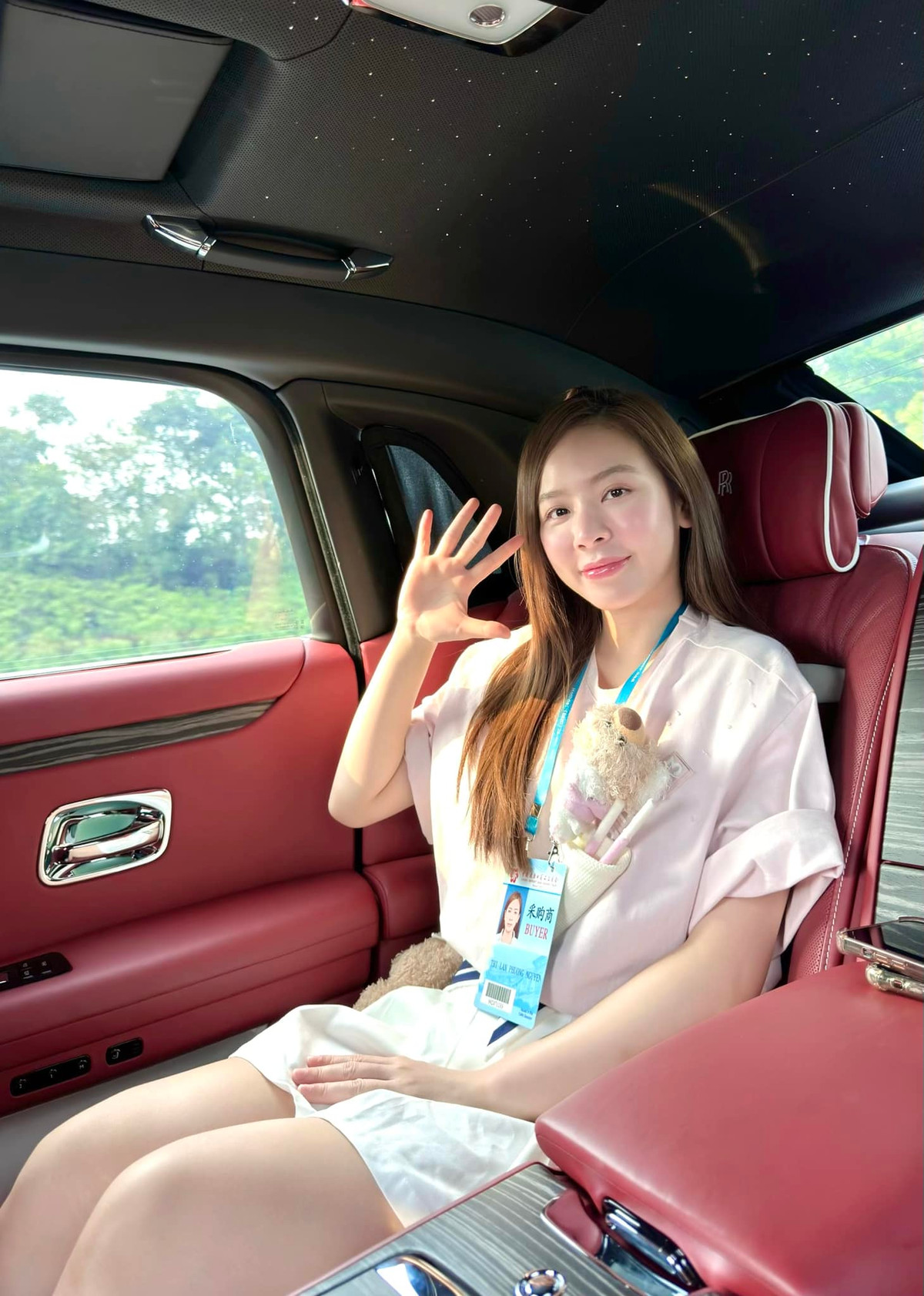 Cô nàng hot girl thường xuyên xuất hiện với vẻ ngoài sang chảnh, thời thượng đúng chuẩn một đại tiểu thư.