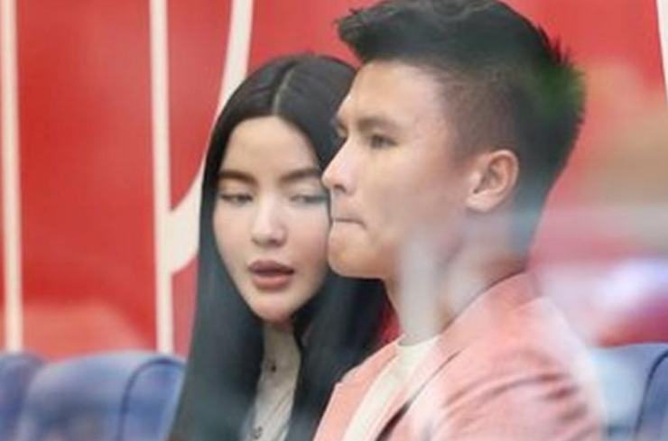 Vừa bước xuống xe Quang Hải đã đi thẳng vào trong mặc cho bạn gái phải tự bước xuống xe và lẽo đẽo theo sau.