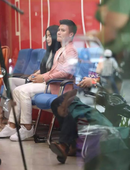 Những hành động kém tinh tế trên của Quang Hải đã nhanh chóng trở thành chủ đề cư dân mạng bàn tán.