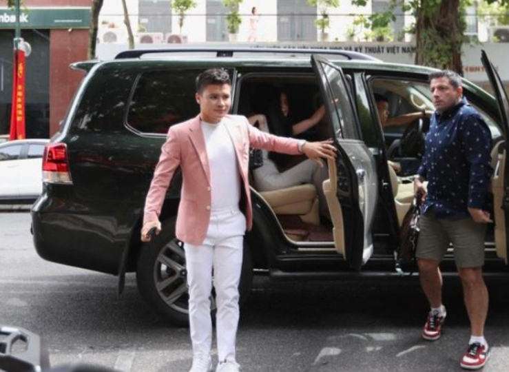 Một lần khác Quang Hải cùng bạn gái xuất hiện ở lễ ký kết hợp đồng với CLB CAHN.