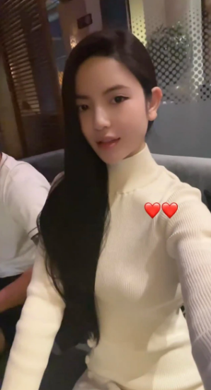 Mới đây bạn gái Quang Hải đã khoe ảnh cả hai cùng đi uống nước tại một quán khá sang trọng và kín đáo. Chu Thanh Huyền ngồi cạnh để lộ cánh tay có hình xăm của Quang Hải. Cả hai đan chặt tay vào nhau đầy tình tứ chụp ảnh.