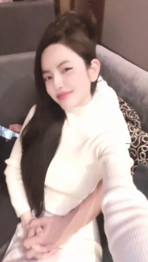 Tuy nhiên người hâm mộ lập tức phát hiện ra cả hai bức ảnh này Quang Hải đều đang bấm điện thoại.