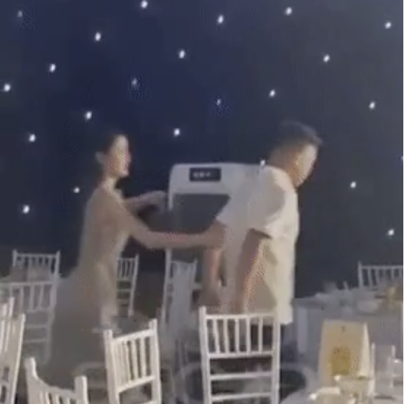 Trước đó có nhiều ý kiến trái chiều về việc Quang Hải thiếu tinh tế với bạn gái tại đám cưới của Đoàn Văn Hậu và Doãn Hải My. Quang Hải cùng bạn gái đi từ sân khấu xuống, không những không đỡ Thanh Huyền xuống bậc thang, chàng tiền vệ còn phăng phăng đi trước khiến cô nàng chạy với theo để khoác tay.