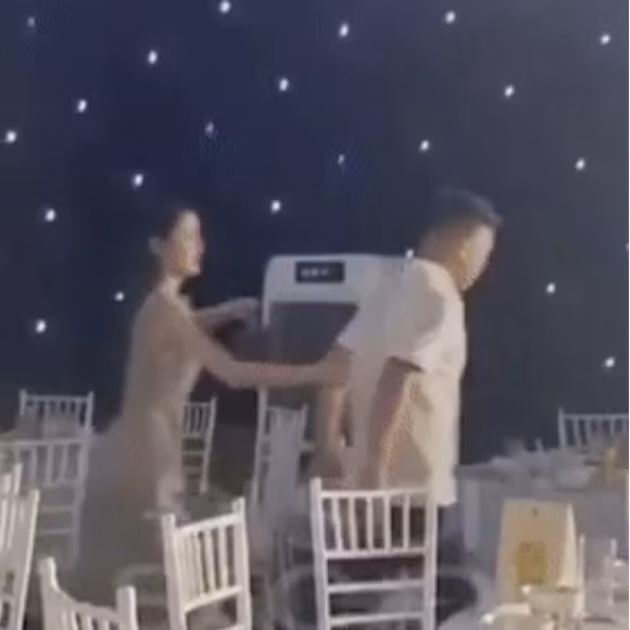 Trước đó có nhiều ý kiến trái chiều về việc Quang Hải thiếu tinh tế với bạn gái tại đám cưới của Đoàn Văn Hậu và Doãn Hải My. Quang Hải cùng bạn gái đi từ sân khấu xuống, không những không đỡ Thanh Huyền xuống bậc thang, chàng tiền vệ còn phăng phăng đi trước khiến cô nàng chạy với theo để khoác tay.