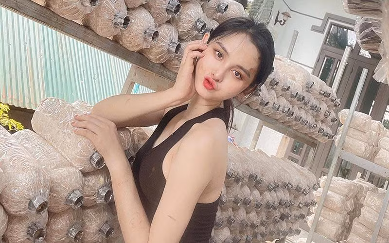 Tường Vi còn gây ấn tượng bởi vóc dáng thon gọn, nuột nà dù là để mặt mộc hay trang điểm. Ảnh: Tổng hợp