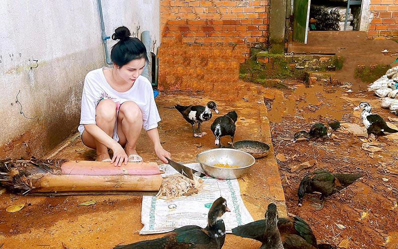 Mỹ nhân 26 tuổi làm việc đồng án cùng gia đình, cô mở quán ăn nhưng vẫn không quên che chắn kỹ càng để bảo vệ làn da và nhan sắc.