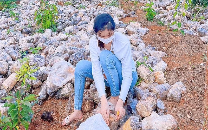 Hình ảnh về quê gắn liền với đồ bộ, dép tổ ong nhưng Tường Vi vẫn được khen ngợi toát ra thần thái của một mỹ nhân.