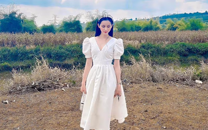 Tường Vi gây tiếc nuối khi không tham gia vào các hoạt động giải trí như trước, mà chọn cuộc sống yên bình bên gia đình ở quê.