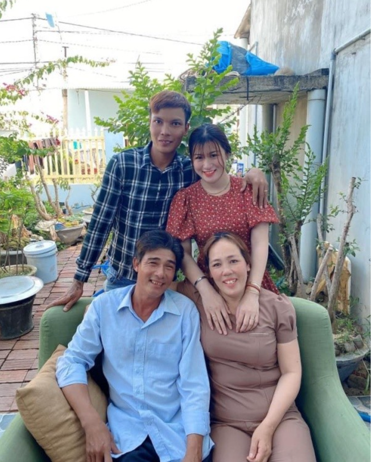 Lộc Fuho cũng từng gây chú ý khi báo đáp bố mẹ vợ hai chiếc điện thoại iphone 12 pro max. "Con tặng bố mẹ vợ 2 cái iphone 12 pro max, tuy món quà hơi nhỏ nhưng đó là tấm lòng của con. Cảm ơn bố mẹ đã bên cạnh giúp đỡ cho con”, anh chia sẻ.