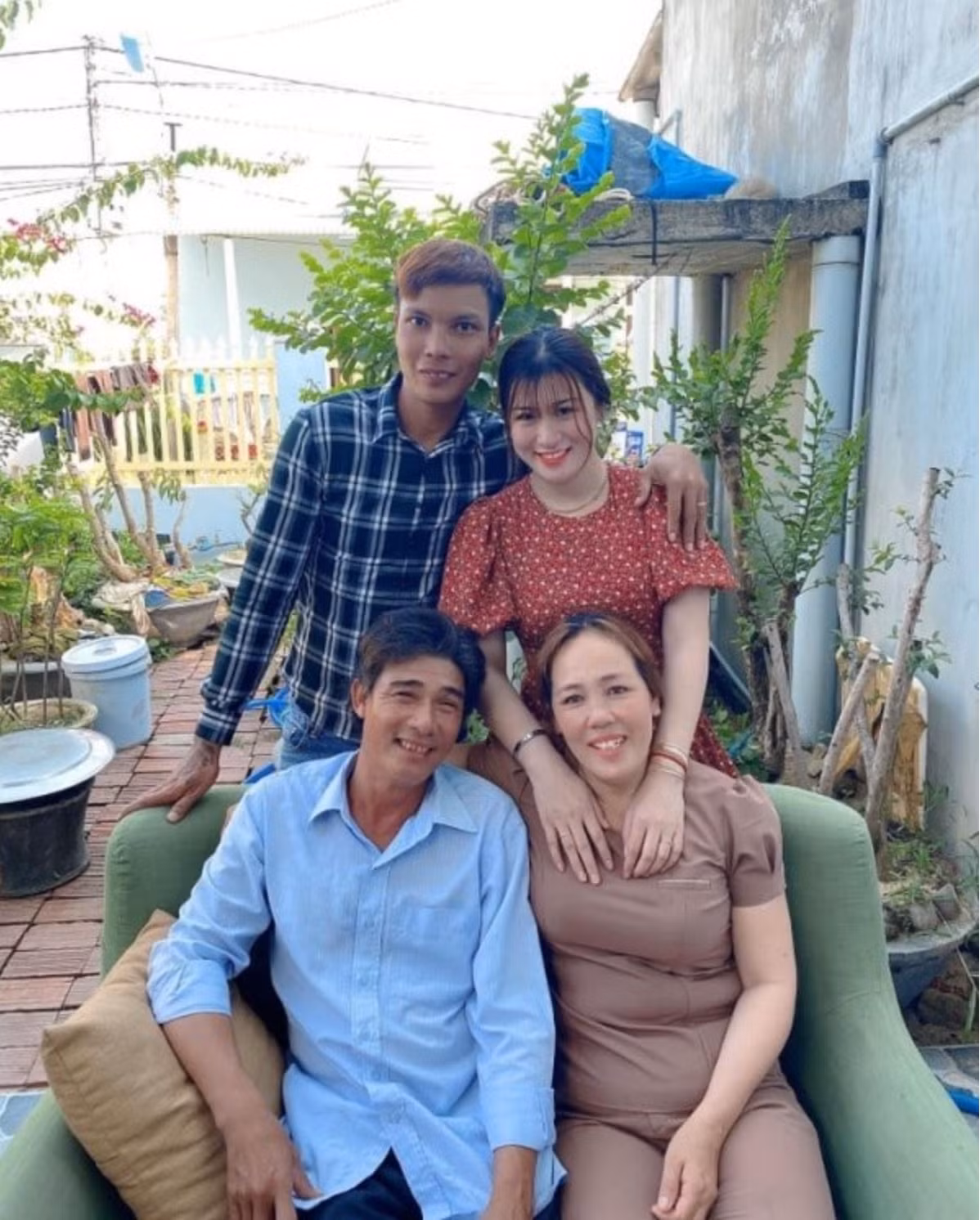 Lộc Fuho cũng từng gây chú ý khi báo đáp bố mẹ vợ hai chiếc điện thoại iphone 12 pro max. "Con tặng bố mẹ vợ 2 cái iphone 12 pro max, tuy món quà hơi nhỏ nhưng đó là tấm lòng của con. Cảm ơn bố mẹ đã bên cạnh giúp đỡ cho con”, anh chia sẻ.