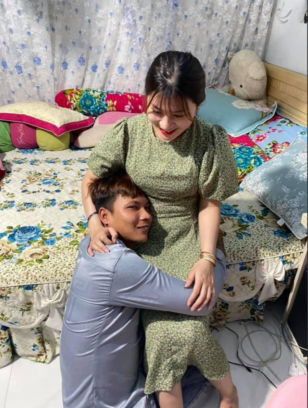 Trong bức ảnh nam Youtuber khoe trên mạng xã hội, anh ăn mặc chỉnh tề, đứng chụp ảnh cùng bố mẹ vợ trước căn nhà mới xây xong.