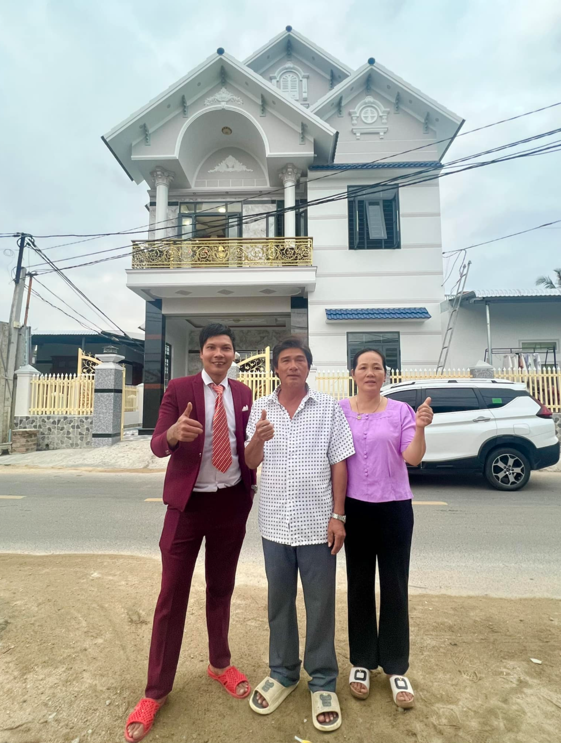 Mới đây chàng trai Phạm Văn Lộc còn khiến nhiều người xuýt xoa khi chính thức bàn giao căn 2 tầng 3 mái cực khang trang cho bố mẹ vợ sau nhiều tháng đảm nhận xây dựng.