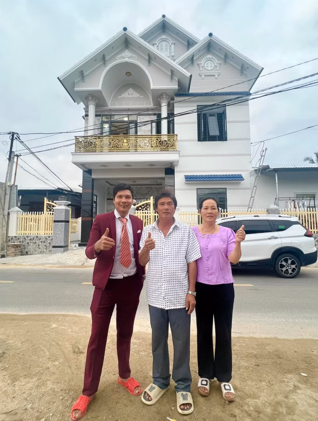 Mới đây chàng trai Phạm Văn Lộc còn khiến nhiều người xuýt xoa khi chính thức bàn giao căn 2 tầng 3 mái cực khang trang cho bố mẹ vợ sau nhiều tháng đảm nhận xây dựng.