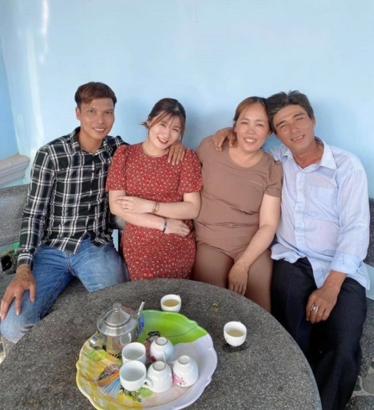 Hiện tượng mạng 9X nhiều lần khẳng định, đứng đằng sau thành công của mình chính là bà xã Kim Thủy. Cơ ngơi hiện tại của anh cũng được bố mẹ vợ tặng cho và giúp đỡ xây dựng.