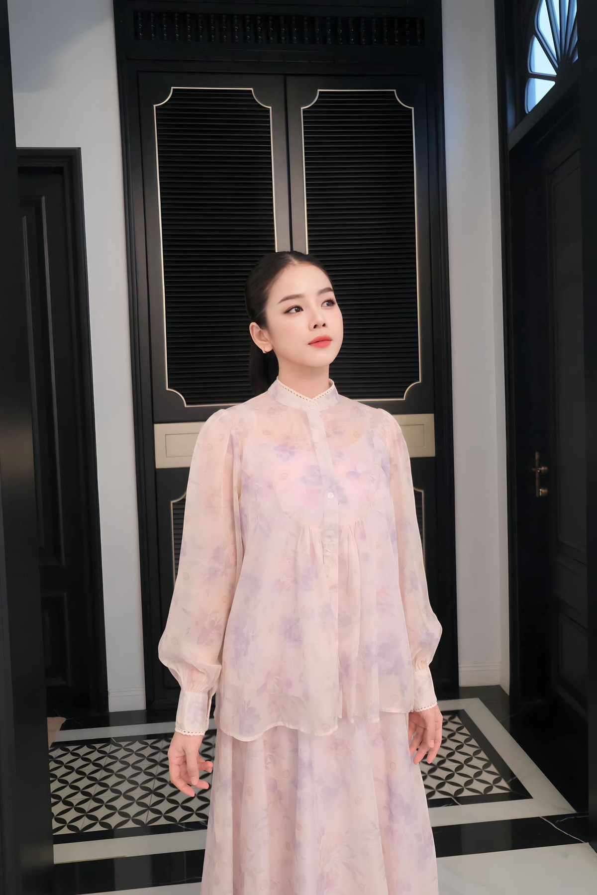 Cùng với gương mặt xinh xắn, Mie sở hữu thân hình thon gọn, quyến rũ. Đôi chân dài nuột nà, eo thon là lợi thế của Mie.