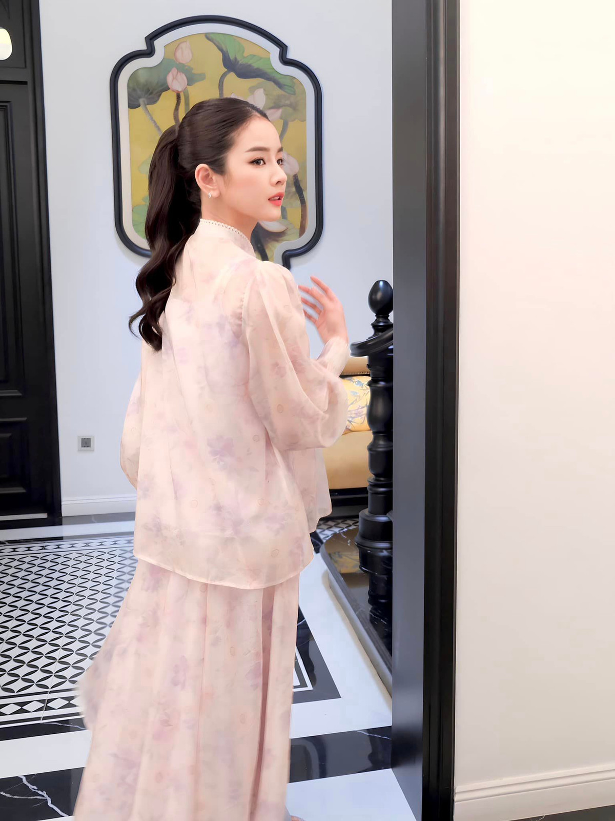 Người đẹp diện váy áo dáng dài, bay bổng với màu hồng tím vô cùng đáng yêu.