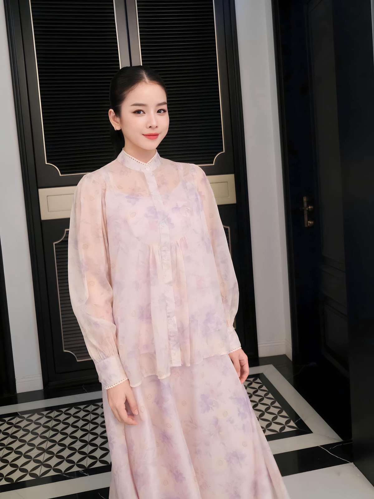 Dù cô diện trang phục kín đáo hay gợi cảm cũng vô cùng nổi bật.