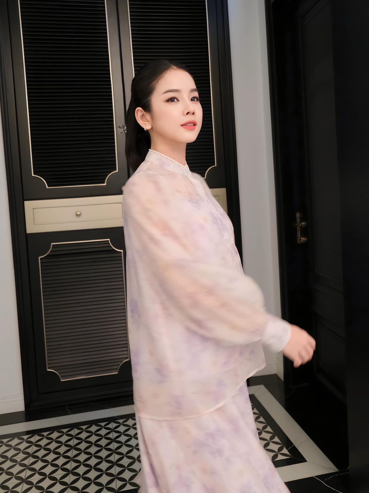 DJ Mie sinh năm 1995, tên thật là Trương Tiểu My. Nhan sắc hiện tại của Mie đã qua hai lần chỉnh sửa mũi.