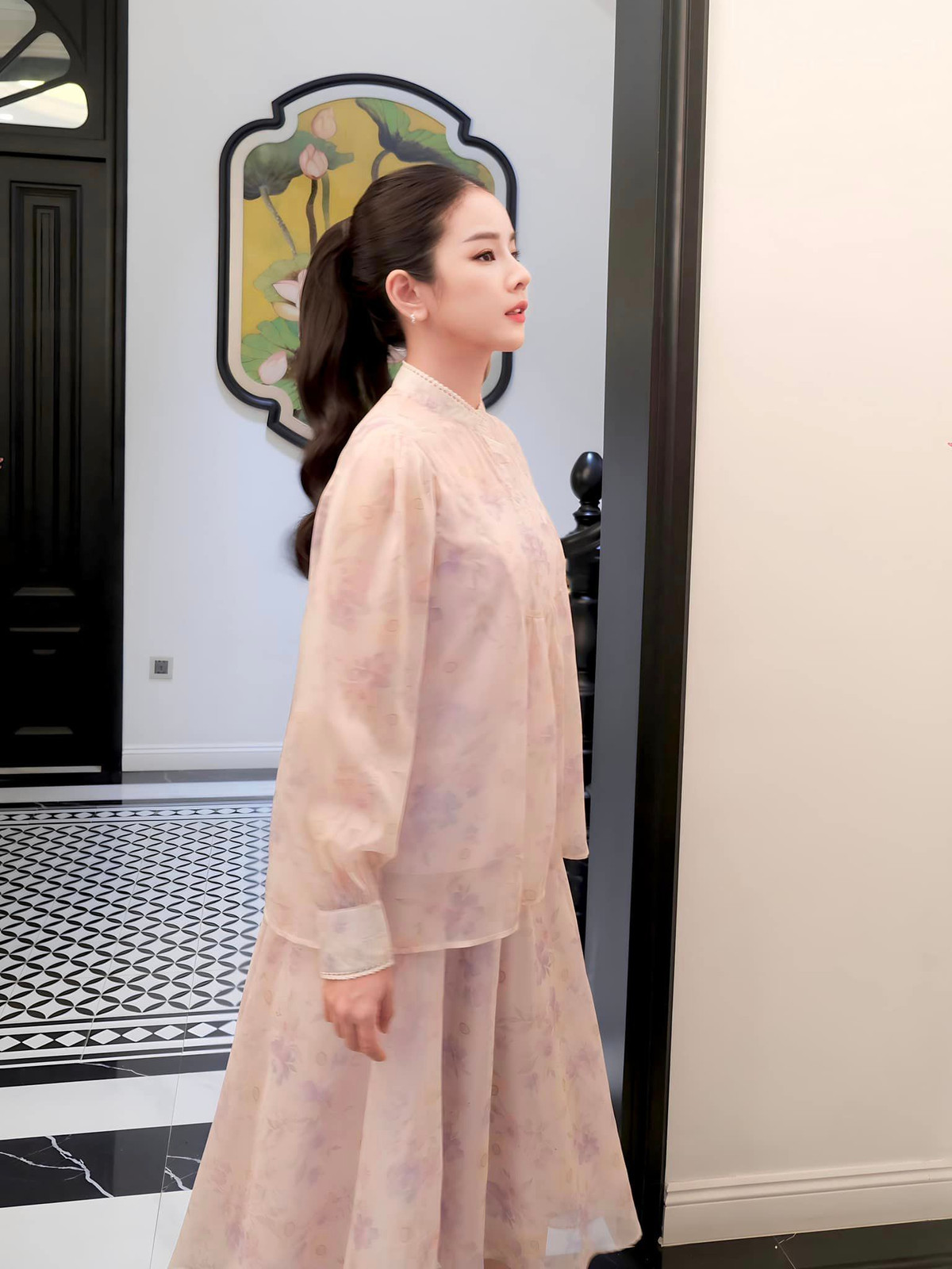 Khác hẳn phong cách gợi cảm, cá tính ngày thường nữ DJ Mie hậu chia tay bất ngờ kín đáo, netizen nhìn không quen.