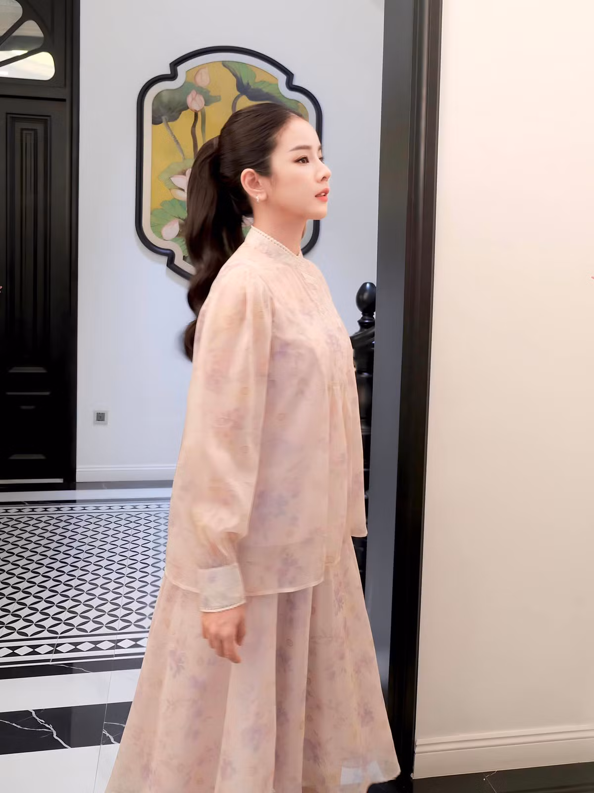 Khác hẳn phong cách gợi cảm, cá tính ngày thường nữ DJ Mie hậu chia tay bất ngờ kín đáo, netizen nhìn không quen.