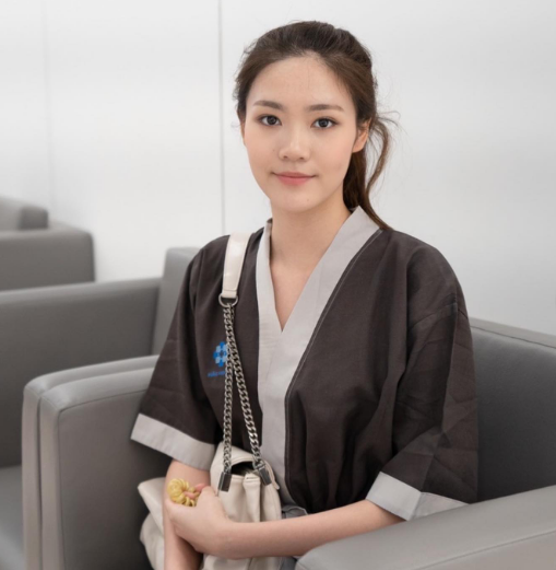 Pitchamon Opatniputh bắt đầu chơi cầu lông khi mới 5 tuổi. Trong những ngày đầu tập luyện, cô đã nhanh chóng thể hiện kỹ năng chơi cầu lông của mình và giành được nhiều giải thưởng khi còn là một tay vợt trẻ.