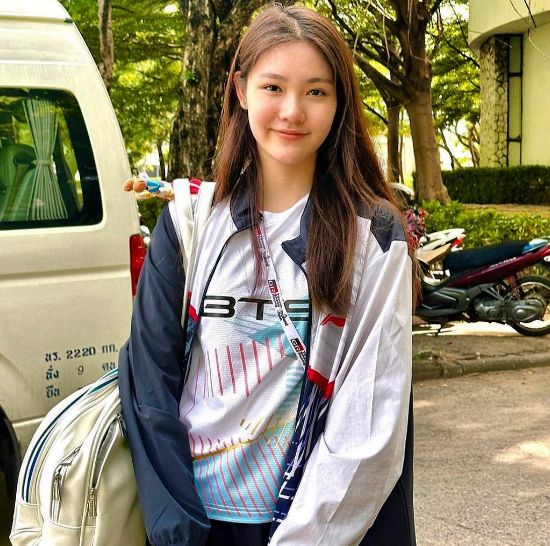 Pitchamon Opatniputh lớn lên trong gia đình có truyền thống chơi cầu lông. Ba của cô hiện là một HLV cầu lông và ông thường xuyên đưa con gái đi tập luyện.