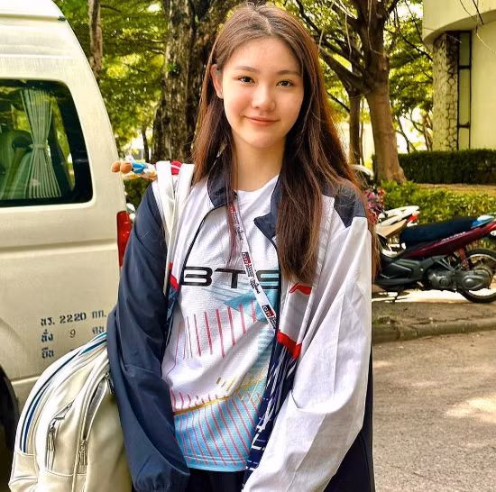 Pitchamon Opatniputh lớn lên trong gia đình có truyền thống chơi cầu lông. Ba của cô hiện là một HLV cầu lông và ông thường xuyên đưa con gái đi tập luyện.