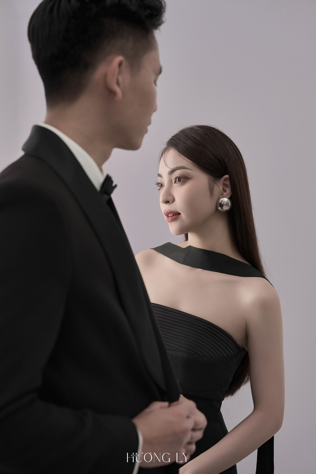 Thời gian qua, một người thân thiết của Nhật Lê tiết lộ cô nàng đang độc thân, chưa lấy chồng, từng làm đám hỏi nhưng đã chia tay không lâu sau đó.