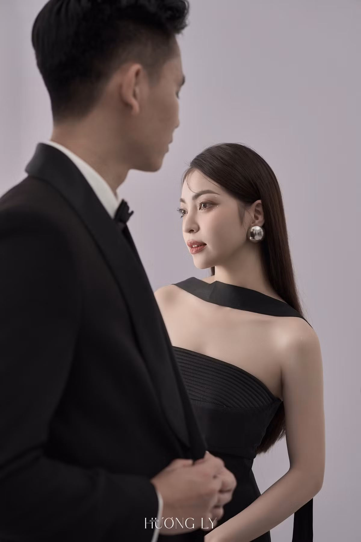 Thời gian qua, một người thân thiết của Nhật Lê tiết lộ cô nàng đang độc thân, chưa lấy chồng, từng làm đám hỏi nhưng đã chia tay không lâu sau đó.