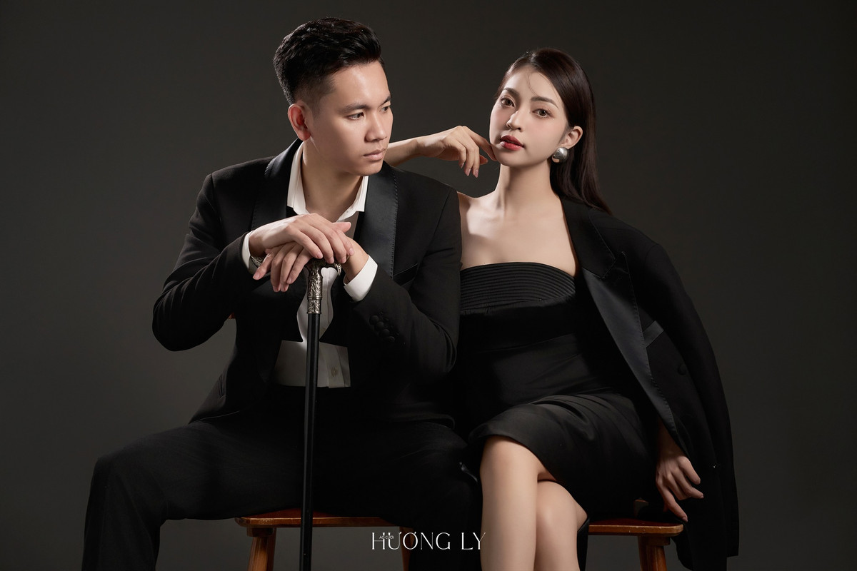 Bộ ảnh này từ một đơn vị chuyên chụp ảnh cưới, Nhật Lê diện váy cúp ngực ôm sát màu đen, chàng trai bên cạnh cũng diện trang phục đồng màu.