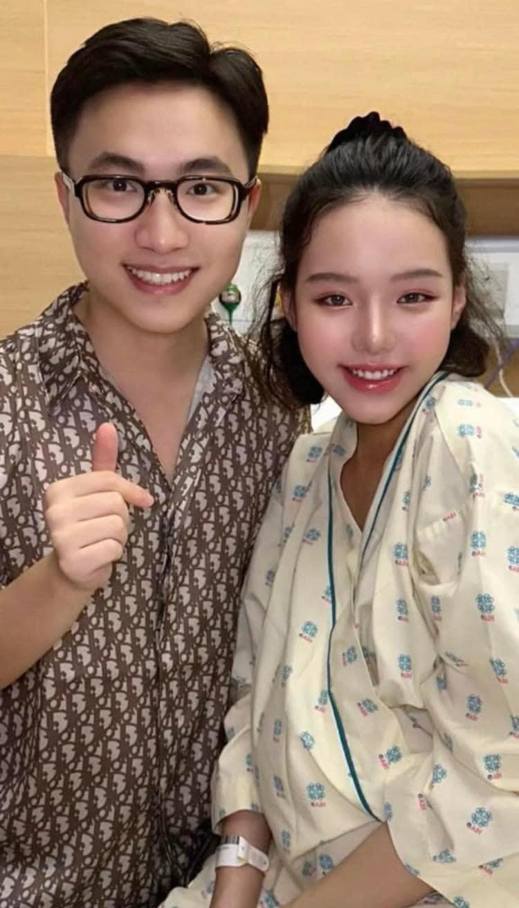 Sau 1 hồi vật lộn thì cuối cùng gia đình cũng kết thúc được phần trang điểm và chuyển sang phòng sinh.