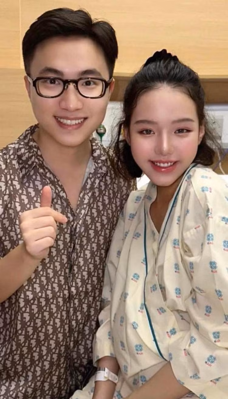 Sau 1 hồi vật lộn thì cuối cùng gia đình cũng kết thúc được phần trang điểm và chuyển sang phòng sinh.