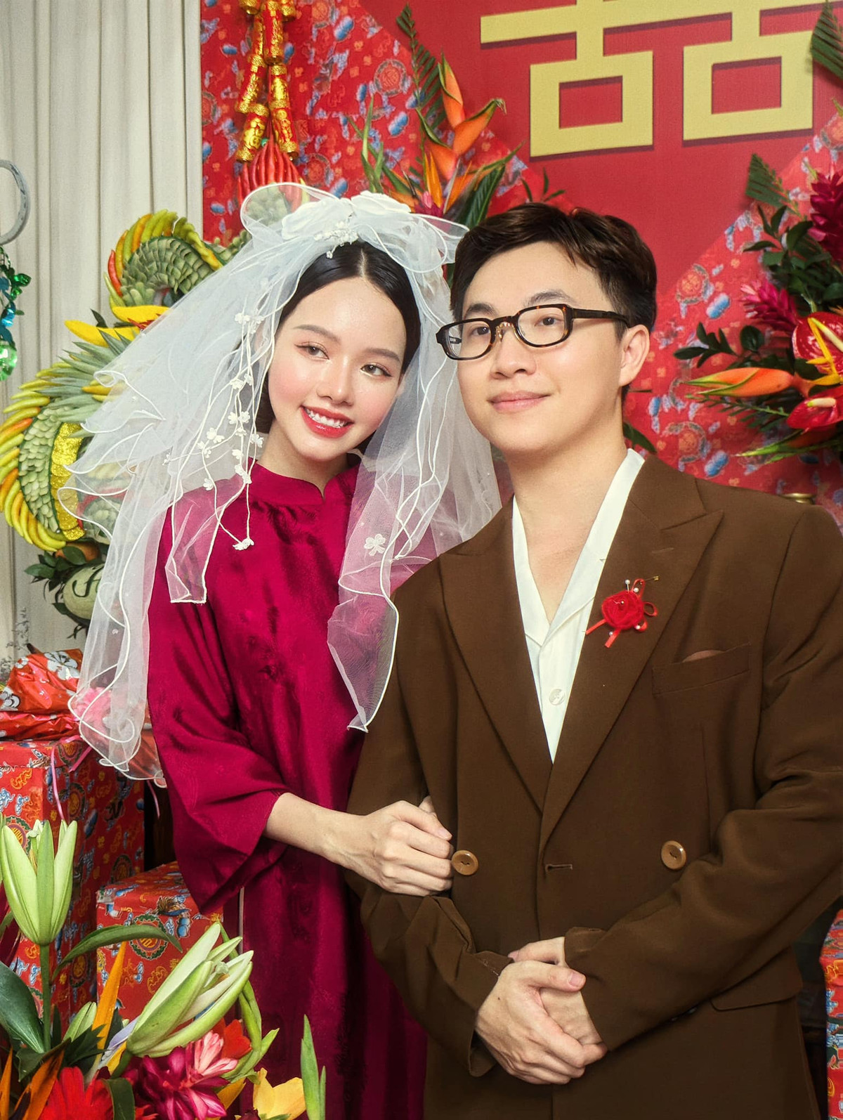 Trần Quốc Huy là thầy dạy trang điểm cho cô, cô học trò sau đó "cảm nắng" và quyết tâm "cua" thầy để có hạnh phúc như hiện tại. Ảnh: FBNV