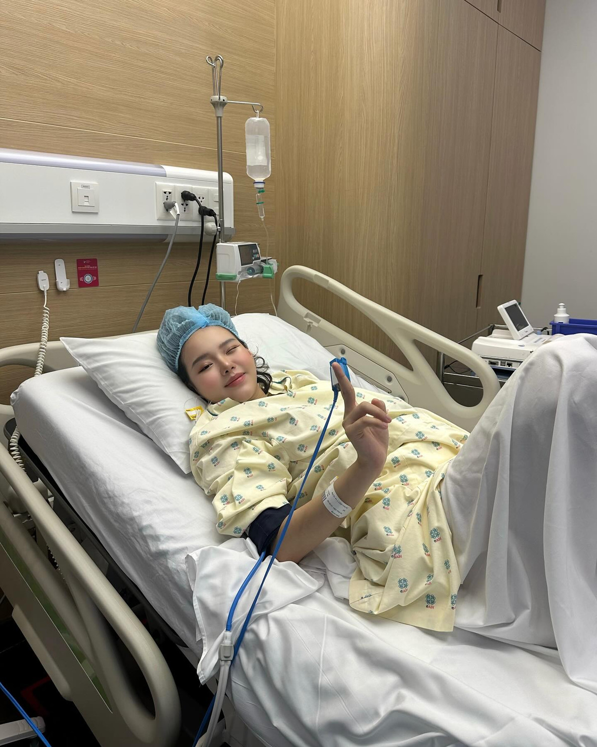 Bà bầu Jimin Young đi đẻ thời đại 4.0 xinh xuất sắc chẳng kém khoảnh khắc chụp hình kỉ niệm bầu trong studio. Bên dưới bài đăng hội chị em tag nhau vào đính kèm nhiều lời bình thú vị.