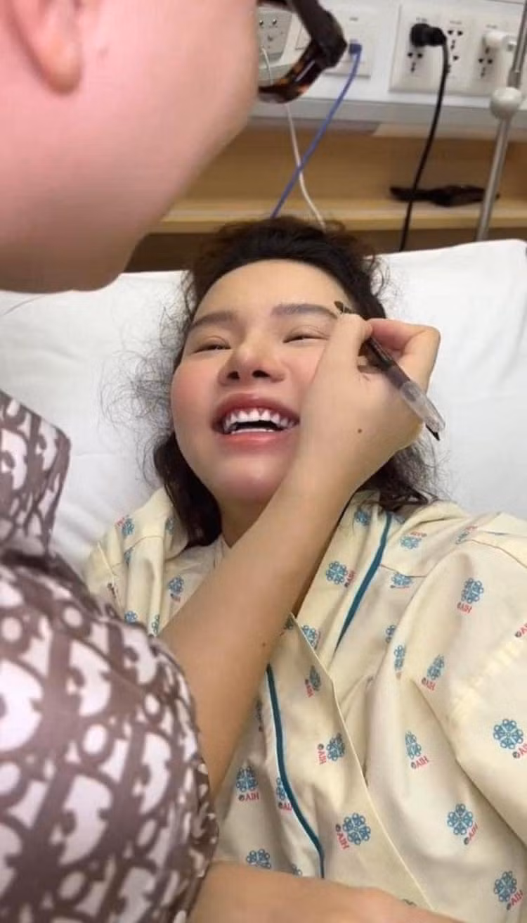 Theo đó, mẹ bầu trong những phút giây sắp chuyển sang phòng sinh đã tận dụng hết cỡ thời gian nhờ chồng "tô son trét phấn" sao cho xinh đẹp nhất.