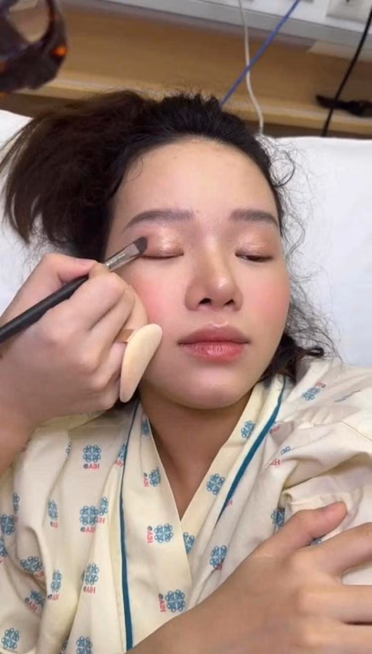 Ông xã của cô là Hiwon - chuyên gia trang điểm đã khéo léo kết hợp cùng với bà xã để thực hiện các bước trang điểm 1 cách nhanh gọn.