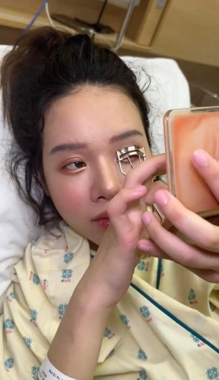 Song quá trình tút tát này không hề dễ dàng khi hot girl TikTok này liên tục nhăn nhó vì những cơn gò.