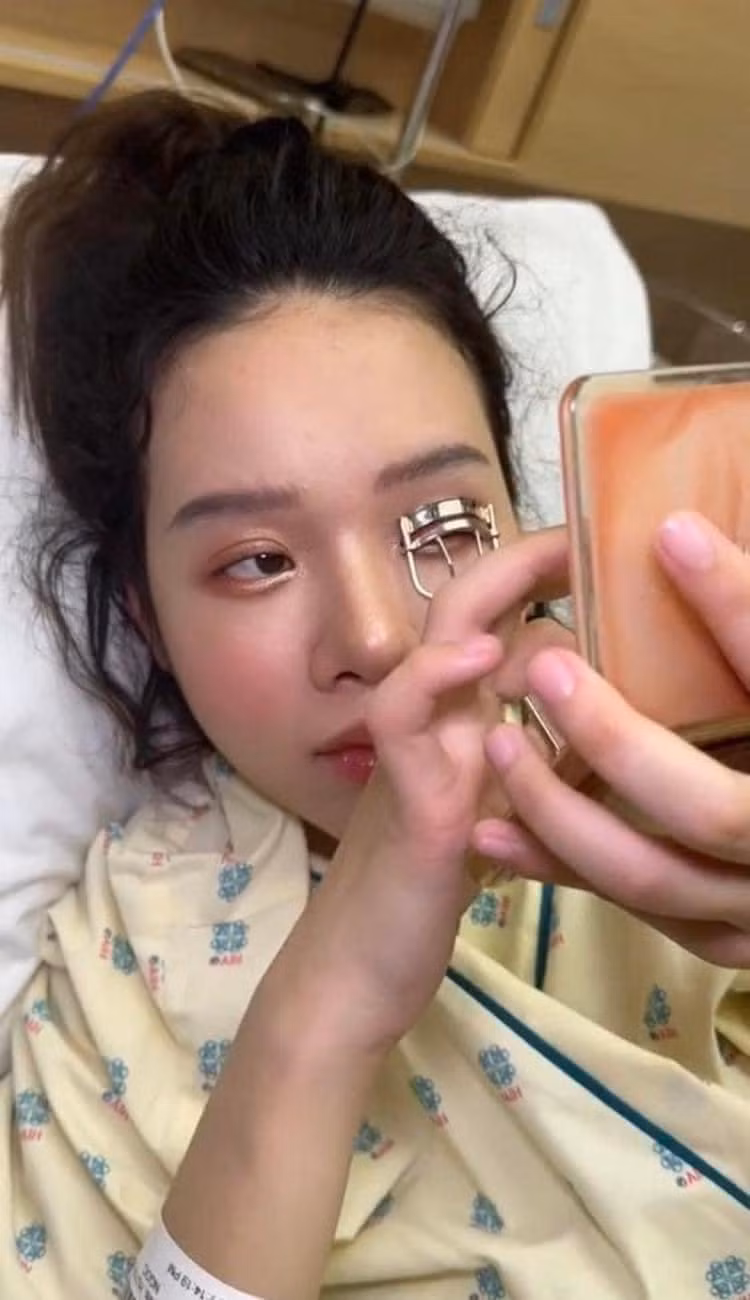 Song quá trình tút tát này không hề dễ dàng khi hot girl TikTok này liên tục nhăn nhó vì những cơn gò.