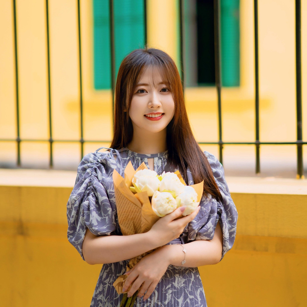 Trước đó, cô gái sinh năm 1998 từng du học và tốt nghiệp ngành Khoa học Xã hội và Nhân văn tại Đại học Waseda - ngôi trường được biết đến đào tạo ra rất nhiều chính trị gia, người nổi tiếng ở Nhật Bản.